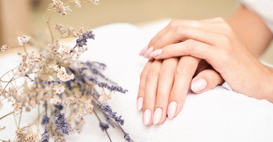 Nos astuces pour renforcer naturellement vos ongles fragiles - Lundigo